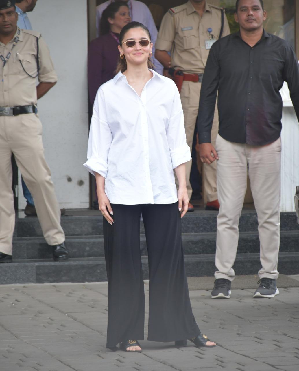 The star was dressed in an oversized white shirt with baggy black pants, creating a classic contrast between the two colors. She tied the whole look together with black sunglasses and her million dollar smile